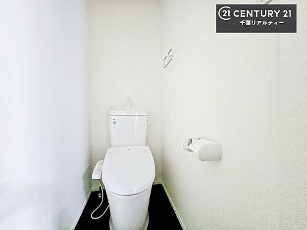 清潔感のある色味のお手洗いです!さわやかでスッキリする空間です!白を基調としているので、お手入れがしやすいトイレです!