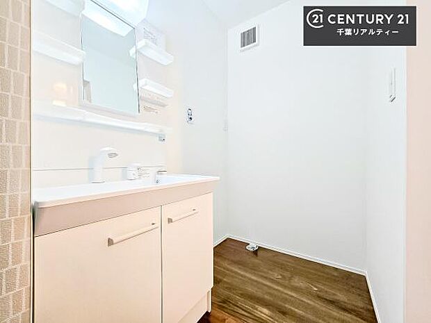 身なりを整える洗面所は、清潔感が大事です!水周りの清潔感のある雰囲気を演出!気持ちよくお使いいただけます。