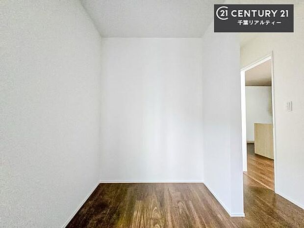 シンプルにデザインされているため、家具を選びません!お気に入りの家具を置いてくつろげる空間を作ることができます。