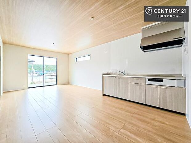 優しい陽だまりがリビングを包んでくれて居心地の良い空間を演出してくれます!くつろぎの時間を過ごせます!