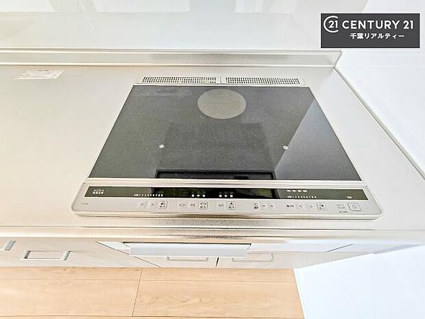 IHクッキングヒーター仕様なので、お掃除は拭き取るのみで家事楽々です!火災のリスクも抑えられる安心仕様で、快適に作業ができます!