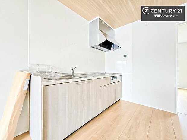 壁付キッチンは、集中して作業に取り掛かれます!作業の動線ラクラク!毎日の料理が捗りそうですね!収納スペースが豊富で、調理スペースがスッキリと片付きひろ~く活用できます!