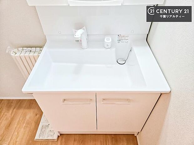 深い洗面台ボウルは、水が跳ねにくいのでお手入れが楽々!清潔感が保てます!キレイな洗面所で自分磨きのモチベーションが上がりますね!