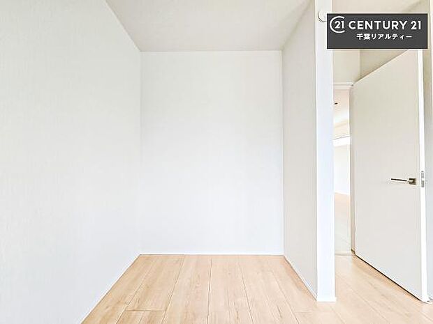 住空間をすっきり使うためには必須ポイントの収納スペースですよね。是非現地でご確認ください!