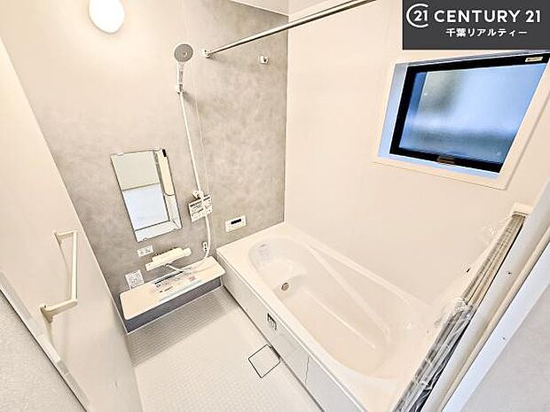 落ち着きある大人の雰囲気のバスルームは、シックなデザインでバスタイムが充実!お仕事頑張っているご褒美にお好みの匂いの入浴剤を入れて、楽しんでみてはいかがでしょうか?