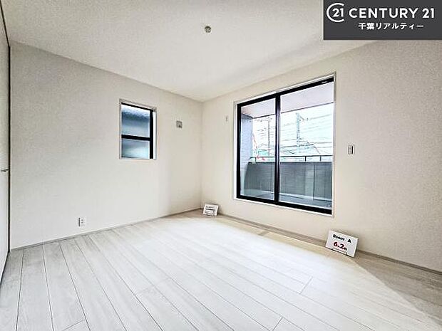 バルコニーに面している洋室です。明るく温もりがあり、換気もしっかりできます!朝起きて、外に出て背伸びをしつつ深呼吸をし良い朝を迎え入れることができます。