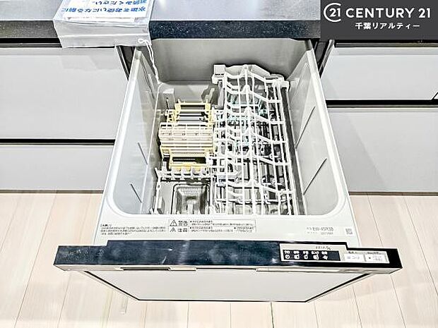 食洗機付き!忙しい時や冬場は手荒れ防止として大活躍します!ビルトイン仕様なので、場所も取らず調理スペースも広く使えて手際よく作業が出来ます!