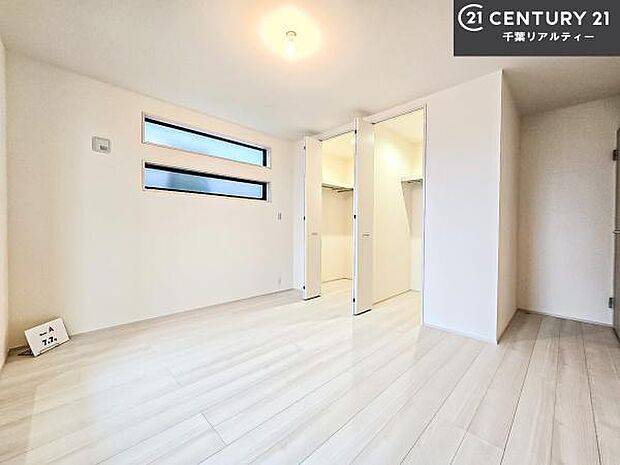 シンプルにデザインされているため、家具を選びません!お気に入りの家具を置いてくつろげる空間を作ることができます。