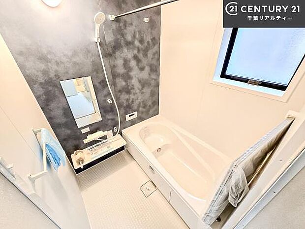 落ち着きある大人の雰囲気のバスルームは、シックなデザインでバスタイムが充実!お仕事頑張っているご褒美にお好みの匂いの入浴剤を入れて、楽しんでみてはいかがでしょうか?