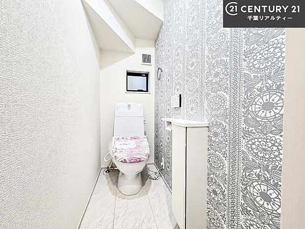 1・2階にトイレがございます!朝の忙しい時間帯も待たずにすみそうですね。白を基調とした清潔感のあるトイレでお手入れがしやすいです!