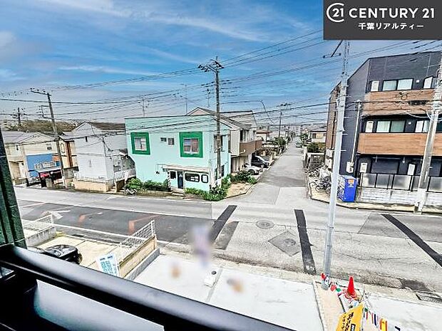 落ち着きある住宅街です!周囲には高い建物がなく、空が広く開放感があり、陽当たりを大きく遮られることもありません!気持ちの良い風が通り抜ける街並みです!