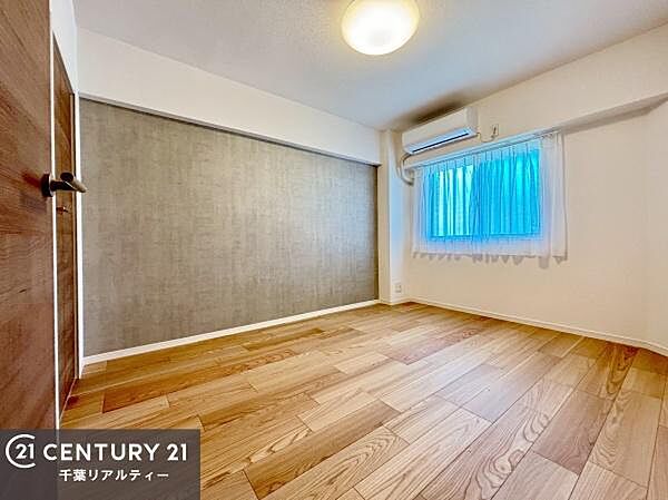 掃き出し窓がないお部屋は、お子様のお部屋としても安心です！収納スペースも充実しているので散らかったお部屋をサッと片付けられます！