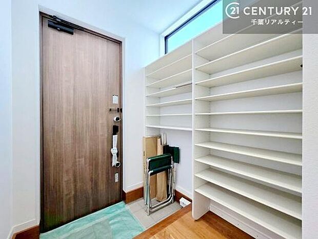 シューズボックス付き。玄関が片付きお掃除がしやすいです!スッキリした玄関で戸を開けた瞬間、清潔感のある心地いい空間が出迎えてくれます。