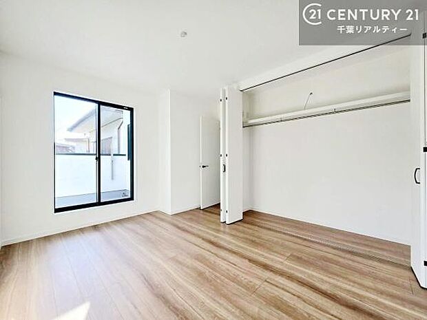 バルコニーに面している洋室です。明るく温もりがあり、換気もしっかりできます!朝起きて、外に出て背伸びをしつつ深呼吸をし良い朝を迎え入れることができます。