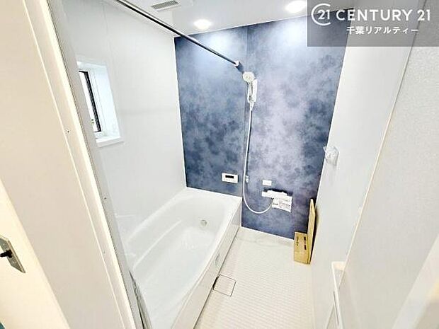 落ち着きある大人の雰囲気のバスルームは、味が出ていてバスタイムが充実!お仕事頑張っているご褒美にお好みの香りの入浴剤を入れて、楽しんでみてはいかがでしょうか?