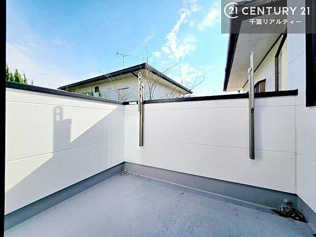 陽当たりの良いバルコニーで、お洗濯物もよく乾きそうですね!お天気の良い日にはバルコニーへ出てリフレッシュするのも気持ちよさそうです。