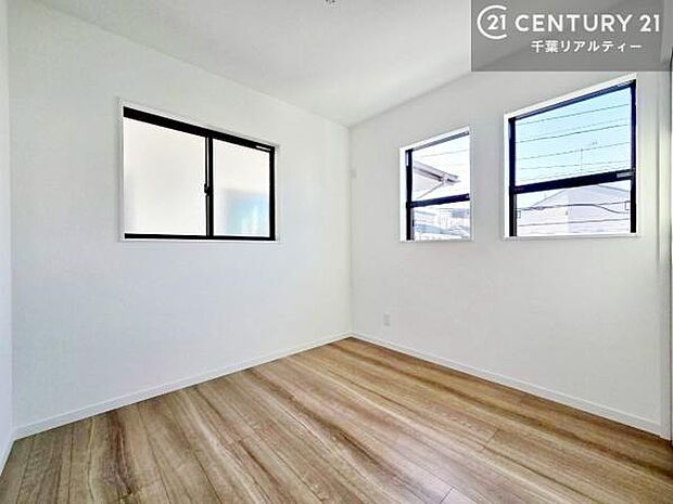 2面採光を確保した明るい室内は、風通しも良く、明るく大変居心地の良い空間となっております。リラックスして過ごせる心地の良いお部屋です!