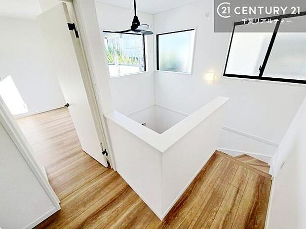 階段は明るく手摺りもついています!お子様やご年配の方も安心してご利用頂けますね!