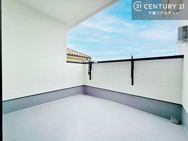 陽当たりの良いバルコニーで、お洗濯物もよく乾きそうですね!お天気の良い日にはバルコニーへ出てリフレッシュするのも気持ちよさそうです。