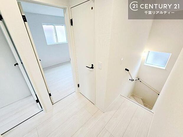 階段は明るく手摺りもついています!お子様やご年配の方も安心してご利用頂けますね!