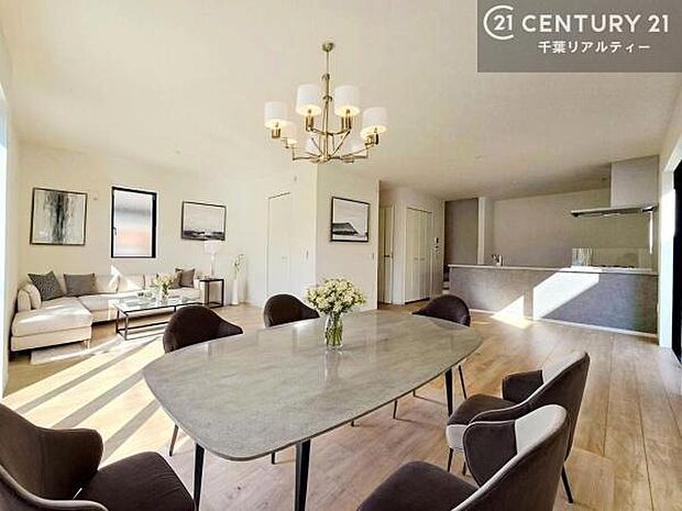 家具はCGパースです。大きな窓からたっぷりの陽ざしが入る明るいリビング。開放感のあるリビングで家族団らんのくつろぎの時間を過ごせます！