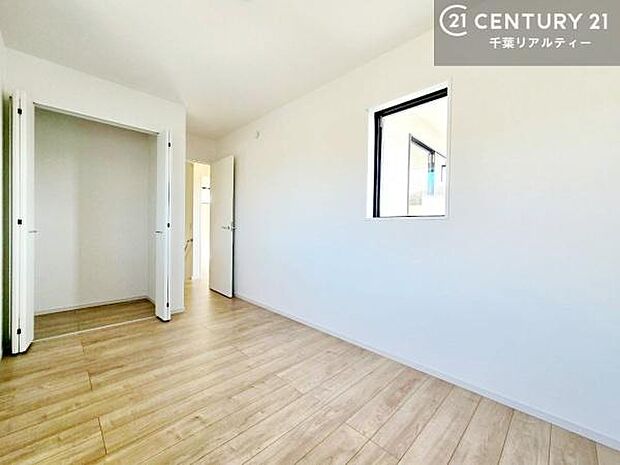 掃き出し窓がないお部屋は、お子様のお部屋としても安心です！収納スペースも充実しているので散らかったお部屋をサッと片付けられます！