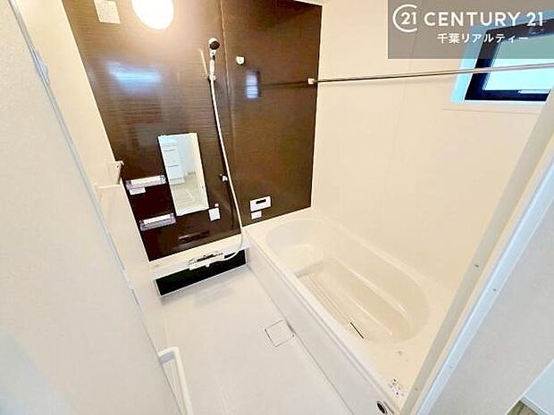 広々バスで一日の疲れをリフレッシュ。足が伸ばせるので、浴槽にもゆったりと浸かれますね！毎日のバスタイムが楽しみになります。