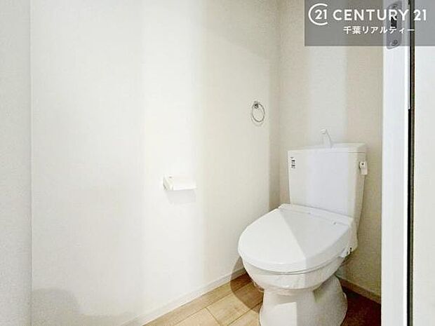 温水洗浄便座につき、冬場は便座が暖かくできるので冷たい便座に座らずに済む嬉しい仕様です！シンプルなカラーを基調としているので、お手入れがしやすいです。