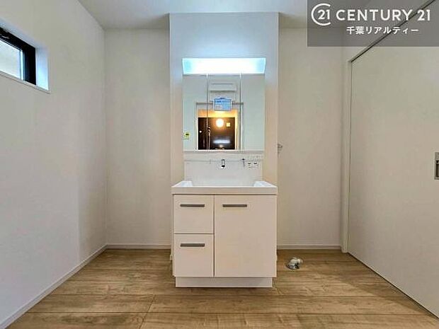 小窓付きの明るい洗面室です！湿気もすぐに入れ替えができて清潔に保つことができます！自然光が差し込むのでお化粧の仕上がりも良くなりますね！