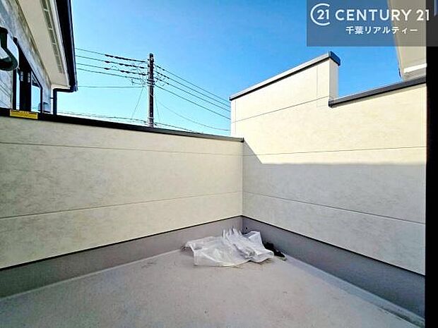 陽当たりの良いバルコニーで、お洗濯物もよく乾きそうですね！お天気の良い日にはバルコニーへ出てリフレッシュするのも気持ちよさそうです。