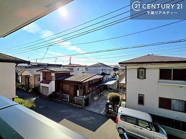 晴れた日には青い空を見渡せる開放的な時間を楽しめます。気持ちの良い風が通り抜ける街並みです！