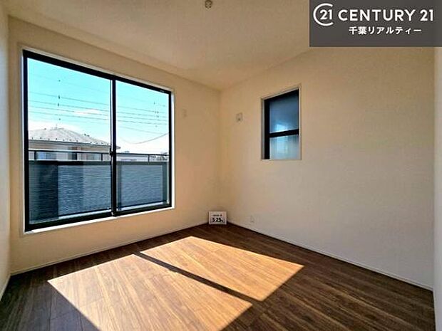 バルコニーに面している洋室です。明るく温もりがあり、換気もしっかりできます!朝起きて、外に出て背伸びをしつつ深呼吸をし良い朝を迎え入れることができます。