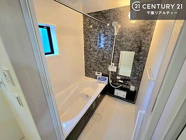 1日の疲れをしっかりと癒してくれる浴室です。おうちの素敵なリラクゼーション場所です!