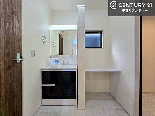 三面鏡仕様の洗面所は、身だしなみがしやすい造り!裏は収納になっています。ドライヤーやお化粧道具を片付けられるので洗面台周りをスッキリと見せることが出来ます!