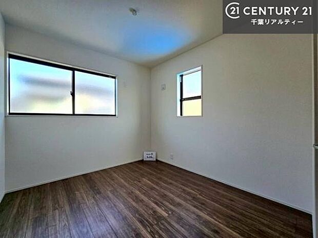 洋室は子供部屋や寝室、色々と用途多彩に利用できますね。収納力もたっぷりなので、広々気持ちよく過ごすことができます。