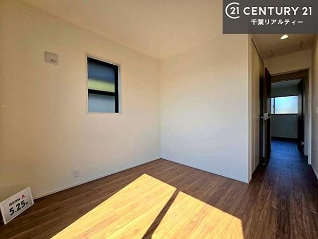 洋室は子供部屋や寝室、色々と用途多彩に利用できますね。収納力もたっぷりなので、広々気持ちよく過ごすことができます。