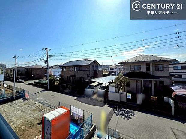 眺望良好なバルコニー。お天気のいい日にはバルコニーへでてリフレッシュするのもいいですね!