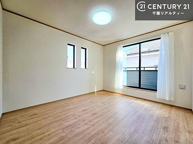 バルコニーに面している洋室です。明るく温もりがあり、換気もしっかりできます!朝起きて、外に出て背伸びをしつつ深呼吸をし良い朝を迎え入れることができます。