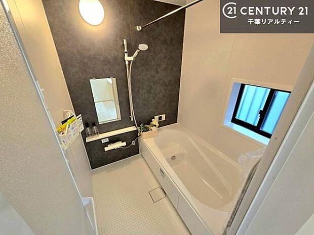 1日の疲れをしっかりと癒してくれる浴室です。おうちの素敵なリラクゼーション場所ですね。