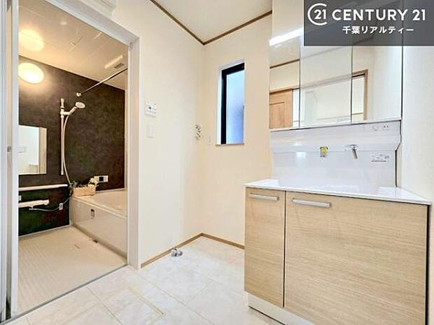 小窓付きの明るい洗面室です!湿気もすぐに入れ替えができて清潔に保つことができます!自然光が差し込むのでお化粧の仕上がりも良くなりますね!