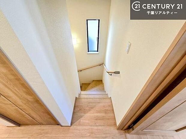 手すり付きの階段を採用し、上り下りの際も安心感のある設計。窓が設けられているため、日中は自然光が差し込み、明るく開放的な空間です。