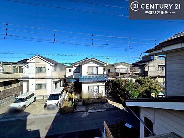 晴れた日には青い空を見渡せる開放的な時間を楽しめます。気持ちの良い風が通り抜ける街並みです!