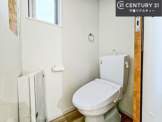 1・2階にトイレがございます!朝の忙しい時間帯も待たずにすみそうですね。白を基調とした清潔感のあるトイレでお手入れがしやすいです!