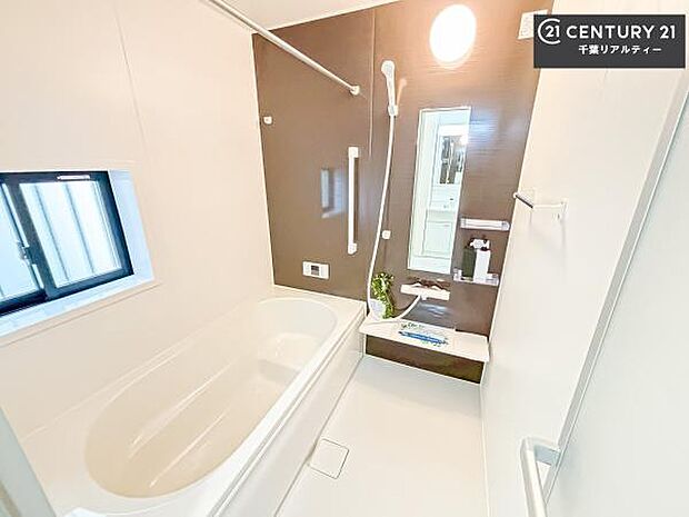 落ち着きある大人の雰囲気のバスルームは、味が出ていてバスタイムが充実!お仕事頑張っているご褒美にお好みの匂いの入浴剤を入れて、楽しんでみてはいかがでしょうか?