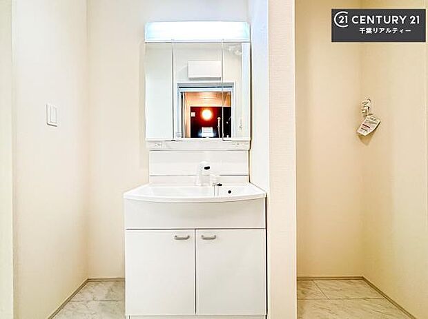 三面鏡仕様の洗面所は、身だしなみがしやすい造り!裏は収納になっています。ドライヤーやお化粧道具を片付けられるので洗面台周りをスッキリと見せることが出来ます!