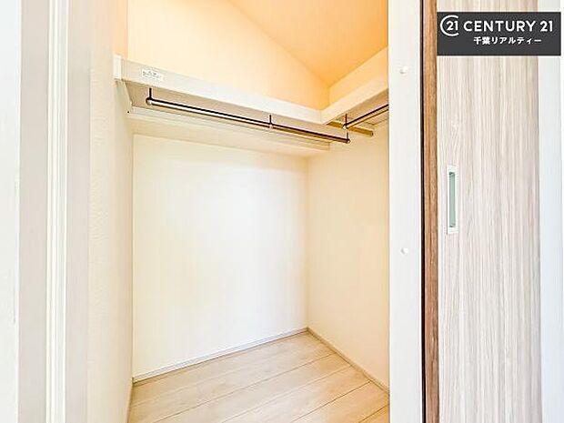 ウォークインクローゼット付きです。たくさんのお洋服などを収納しておけそうですね!他にも扇風機や加湿器など季節物の大きな家電も収納できます!