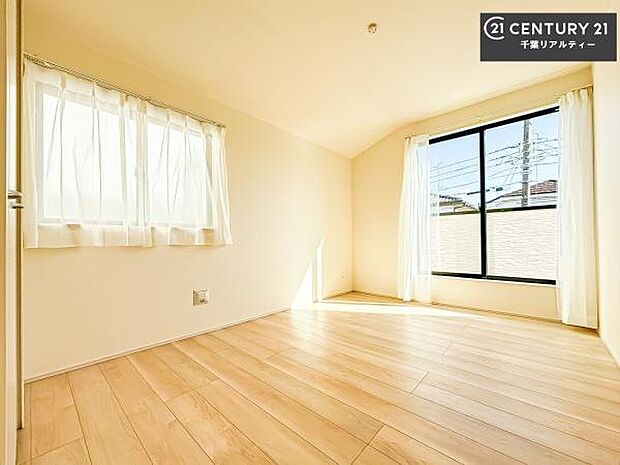 バルコニーに面している洋室です。明るく温もりがあり、換気もしっかりできます!朝起きて、外に出て背伸びをしつつ深呼吸をし良い朝を迎え入れることができます。