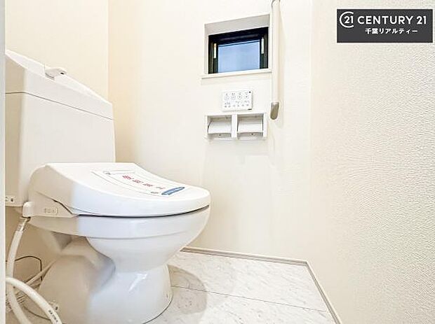 1・2階にトイレがございます!朝の忙しい時間帯も待たずにすみそうですね。白を基調とした清潔感のあるトイレでお手入れがしやすいです!