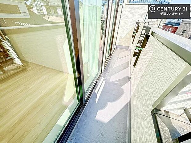 広々とした屋上!スカイバルコニー付き!お友達を招いてホームパーティーが楽しめますね!日光に当たり気持ちよい空間!