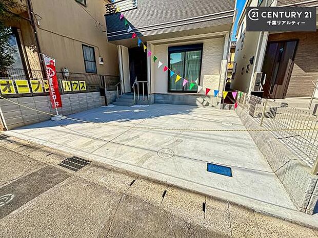 駐車スペースは2台分あります!セカンドカーはもちろん、バイクや自転車なども置き場所に困りません。